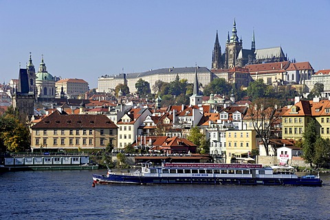 Gothic St. Vitus Cathedral, Prague Castle, Hradcany, Vitava River, Prague, Bohemia, Czech Republic, Europe