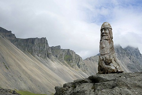 Art in the landscape, a wooden carved Viking in front of a ridge and the rocky Mount Vestrahorn, Stokksnes near Hoefn, Iceland, Scandinavia, Northern Europe, Europe