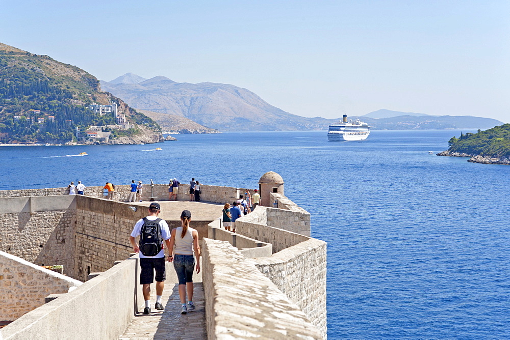 City wall of the historic town of Dubrovnik, Southern Dalmatia, Adriatic Coast, Croatia, Europe