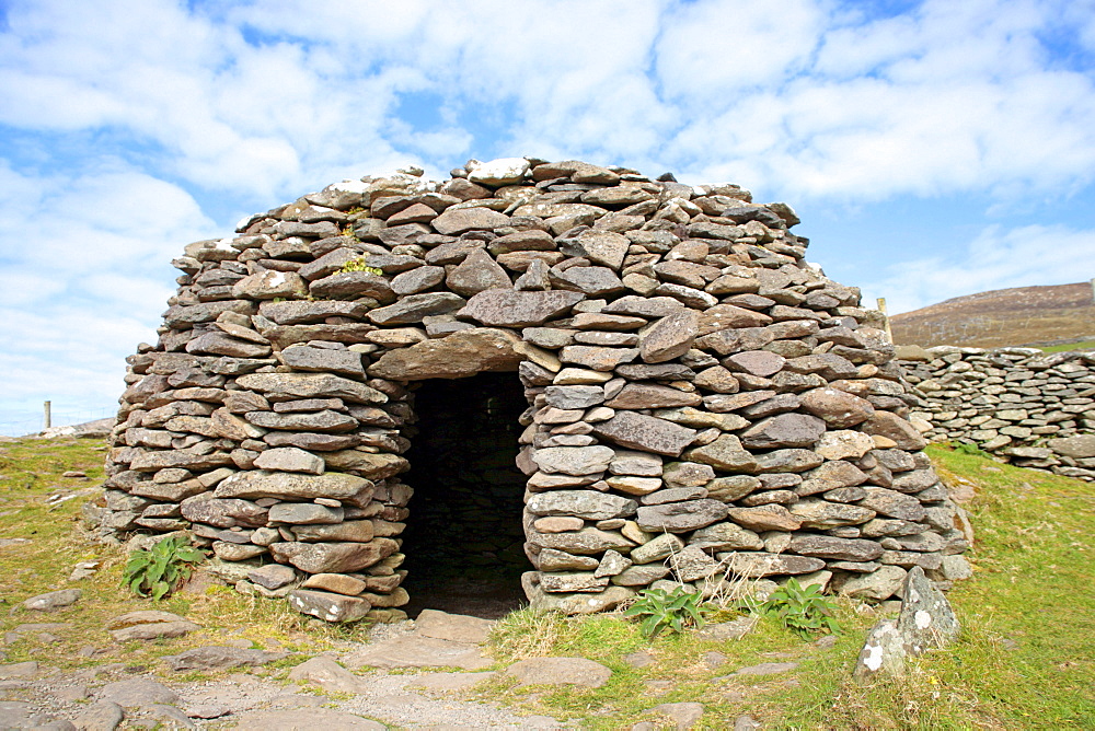 Bee-hive shaped Celtic stone hut, Dingle Peninsula, Ireland, Europe