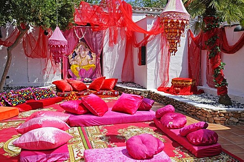 Red, colourful blankets, towels, pillows, fabrics, cushions, Las Dalias hippy market, Sant Carles de Peralta, San Carlos, Ibiza, Pityuses, Balearic Islands, Spain, Europe