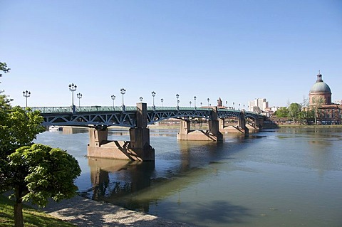 Saint Pierre bridge and the Hospice de la Grave, Toulouse, France, Europe