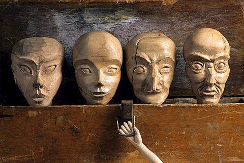 Heads of wood puppets