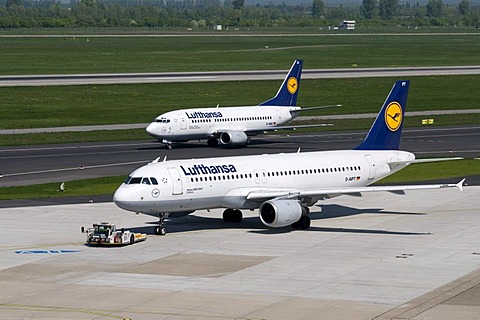 Airport, airfield, aircraft, Lufthansa airline, Airbus A320-200, D-AIPT, Boeing 737-500, D-ABIZ, Duesseldorf, Rhineland, North Rhine-Westphalia, Germany, Europe