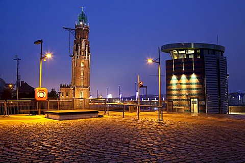 Simon-Loschen Lighthouse, Neuer Hafen Harbor, dusk, Bremerhaven, Bremen, Germany, Europe