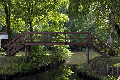 Wooden bridge crossing the river, Spreewald, Spree Forest biosphere reserve, Luebben, Spreewald, Brandenburg, Germany, Europe