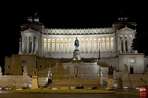 Monument to Vittorio Emanuele II, also known as Vittoriano or Altare della Patria, designed by Giuseppe Sacconi in 1885, later also tomb of the Unknown Soldier, by night, Piazza Venezia, Rome, Italy, Europe