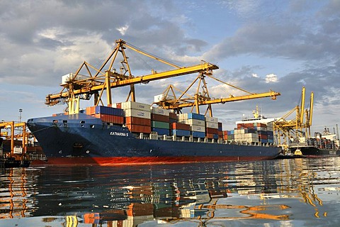 Container ship in the seaport of Buenaventura on Colombia's Pacific coast, Buenaventura, Valle del Cauca, Colombia, South America