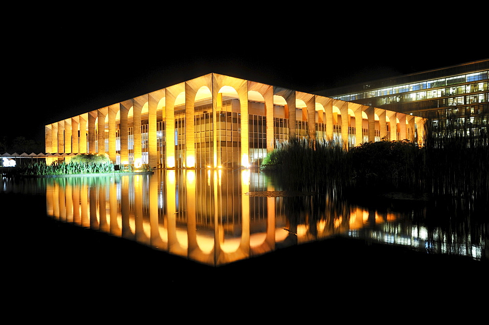 Ministry of Foreign Affairs, Palacio Itamaraty, at night, architect Oscar Niemeyer, Brasilia, Distrito Federal, Brazilian Federal District, Brazil, South America