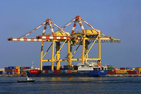 Container ship in the port of Muscat, Sultanate of Oman, Middle East