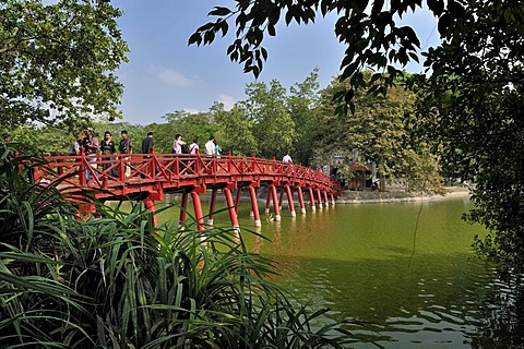 The Huc, Sunbeam Bridge, crosses Hoan Kiem Lake, landmark of Hanoi, Vietnam, Southeast Asia