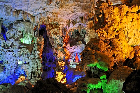 Hang Dau Go, Hidden Timber Cave, Halong Bay, Vietnam, Southeast Asia