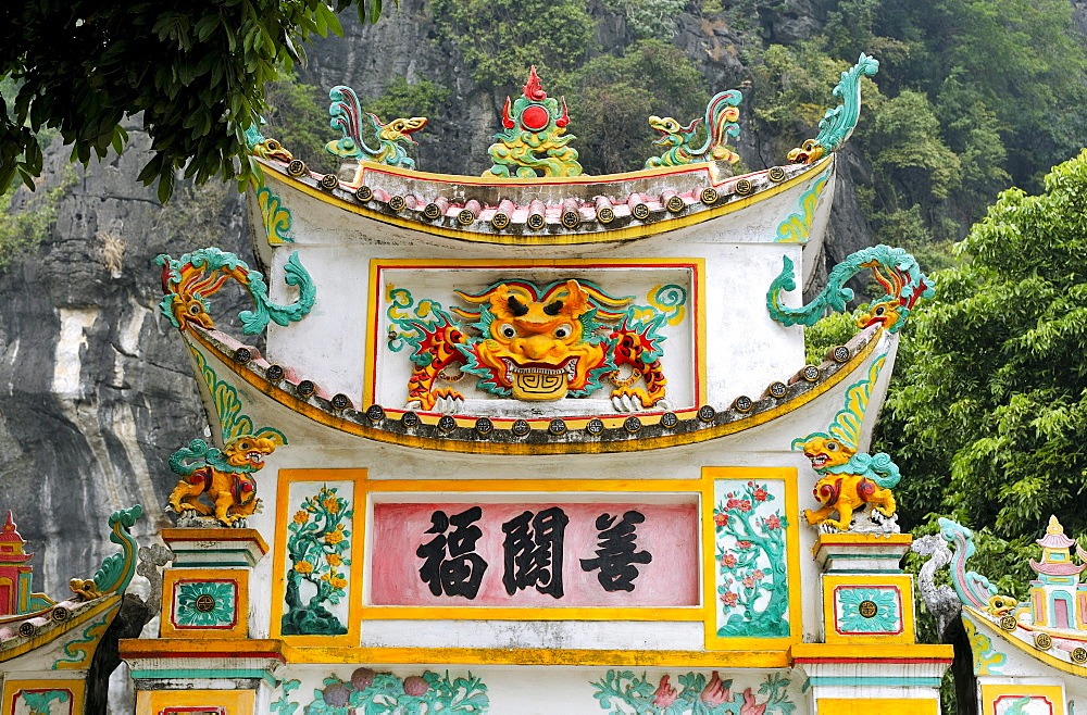 Chua Ban Long, pagoda near Ninh Binh, dry Halong Bay, Vietnam, Southeast Asia