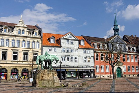 Market square with a memorial to Duke Augustus the Younger, to the right the Rokokohaus, 1730, registry office, Wolfenbuettel, Lower Saxony, Germany, Europe