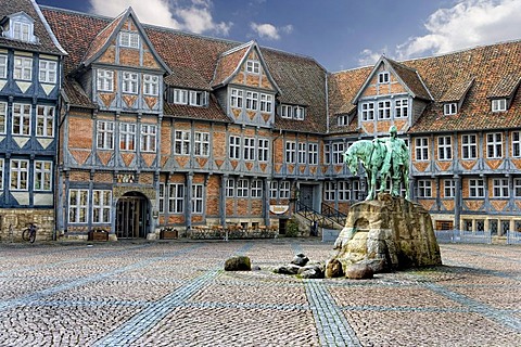 Market square with City Hall and memorial to Duke Augustus the Younger, Wolfenbuettel, Lower Saxony, Germany, Europe