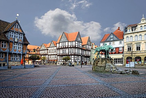 Market square with City Hall and memorial to Duke Augustus the Younger, Wolfenbuettel, Lower Saxony, Germany, Europe