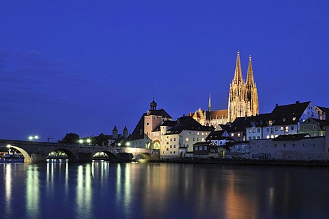 View over the Danube the Steinere Bruecke bridge, bridge gate, Regensburg Cathedral of St. Peter, old town, Unesco World Heritage Site, Regensburg, Upper Palatinate, Bavaria, Germany, Europe