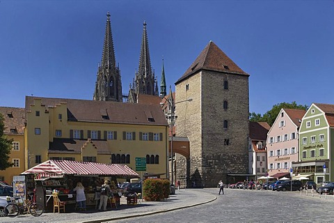 Alter Kornmarkt square with stand, view over the Herzogshof palace and Roemerturm or Heidenturm tower on the Regensburg cathedral of St. Peter, old town, UNESCO World Heritage Site, Regensburg, Upper Palatinate, Bavaria, Germany, Europe