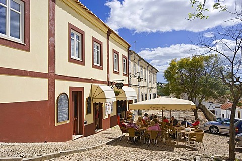 Street cafe near Se Cathedral, Silves, Algarve, Portugal, Europe