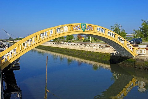 Bridge over Sao Roque canal, Aveiro, Beiras region, Portugal, Europe