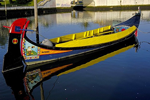 Traditional boat "Moliceiro", Canal central, Aveiro, Beiras region, Portugal, Europe