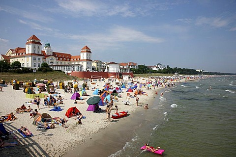 Beach and promenade in the seaside resort and spa town of Binz, Ruegen island, Mecklenburg-Western Pomerania, Germany, Europe