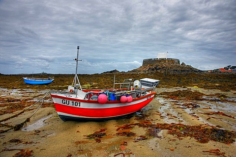 Fort Grey, now a museum, boats lying dry on the seabed at low tide, Rocquaine Bay, Guernsey, Channel Islands, Europe