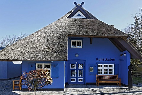 Kunstkaten, art gallery in a traditional thatched house, Ahrenshoop, Fischland-Darss-Zingst, Baltic Sea, Mecklenburg-Western Pomerania, Germany, Europe