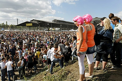 Crowds at the Loveparade 2010, Duisburg, North Rhine-Westfalia, Germany, Europe