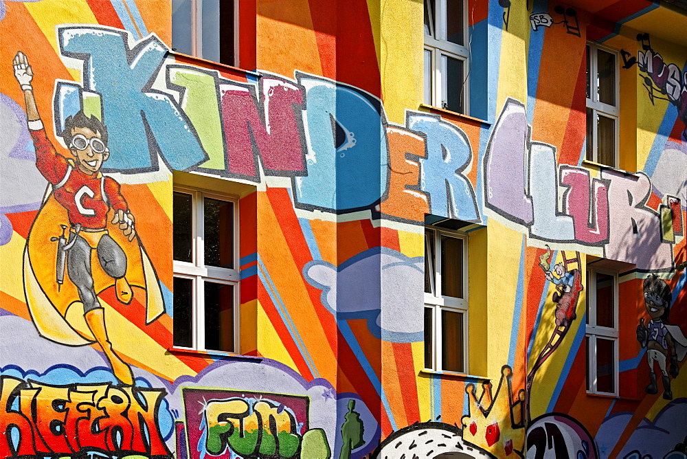 Lettering "Kinderclub", kids' club, on an artistically painted house, street art style, Kiefernstrasse, Duesseldorf-Flingern, North Rhine-Westphalia, Germany, Europe