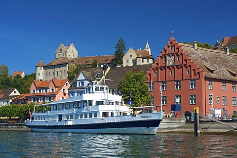 Excursion boat and city view with the Altes Schloss or Burg Meersburg castle, Meersburg, Lake Constance, Baden-Wuerttemberg, Germany, Europe