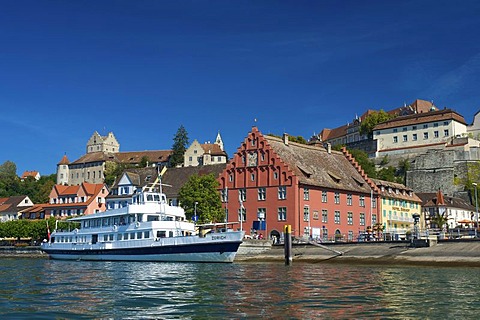 Excursion boat and city view with the Altes Schloss or Burg Meersburg castle, Meersburg, Lake Constance, Baden-Wuerttemberg, Germany, Europe