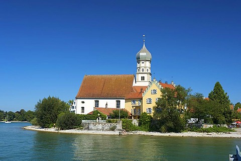 Parish church and Schloss Wasserburg castle in Wasserburg am Bodensee, Lake Constance, Baden-Wuerttemberg, Germany, Europe