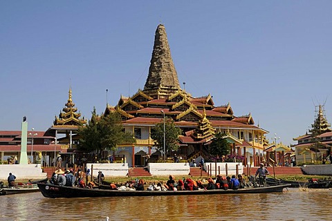 After the end of the market, goods are being loaded onto boats in front of Phaung Daw U Pagoda, Inle Lake, Shan State, Myanmar, Burma, Southeast Asia, Asia