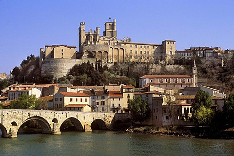 Cathedrale Saint-Nazaire-et-Saint-Celse de Beziers Cathedral, Beziers, Orb river, Languedoc-Roussillon, France, Europe