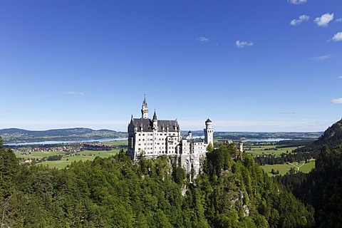 View from Mary's Bridge, Schloss Neuschwanstein Castle, Ostallgaeu, Allgaeu, Schwaben, Bavaria, Germany, Europe