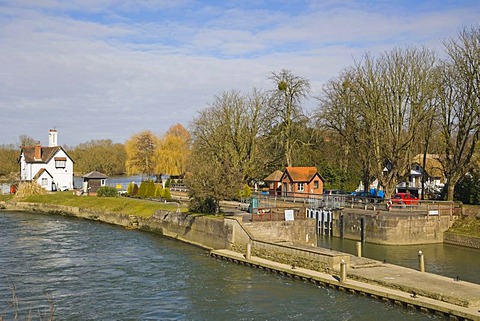 Goring Lock on the River Thames at the Goring Gap in the Chiltern Hills, Goring On Thames, Oxfordshire, England, United Kingdom, Europe