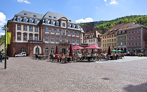 Tourists in the old market square with the Herkulesbrunnen, Hercules Fountain, City Hall at back, Heidelberg, Rhine-Neckar region, Baden Wuerttemberg, Germany, Europe