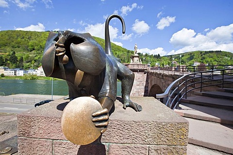 Sculpture Brueckenaffe, bridge monkey, created by sculptor Gernot Rumpf, Alte Bruecke, Old Bridge, or Karl-Theordor-Bruecke Bridge crossing the Neckar River at back, Heidelberg, Baden-Wuerttemberg, Germany, Europe