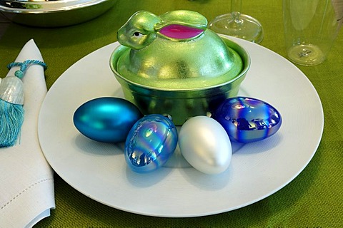 Place setting with Easter Bunny figure and colorful plastic eggs, Villa & Ambiente, Im Weller 28, Nuremberg, Middle Franconia, Bavaria Germany, Europe