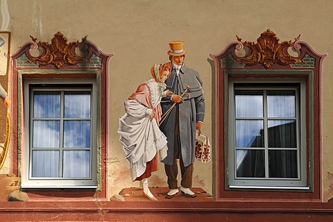 Lueftlmalerei traditional mural of travelers, 1979, by Sebastian and Stephen Pfeffer, on the Post Hotel, Obermarkt 9, Mittenwald, Upper Bavaria, Bavaria, Germany, Europe