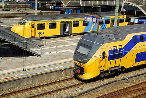 Train, yellow trains at the main railway station, Centraal Station, Rotterdam, Zuid-Holland, South-Holland, Netherlands, Europe