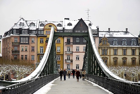 Eiserner Steg iron footbridge leading from the historic district to Sachsenhausen district, Frankfurt am Main, Hesse, Germany, Europe