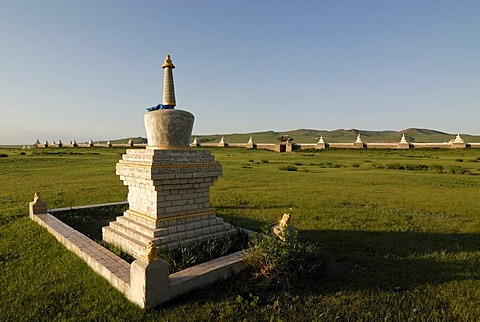 Stupa and outer wall of Erdene Zuu Khiid Monastery, Karakorum, Kharkhorin, Oevoerkhangai Aimak, Mongolia, Asia