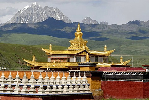 Golden roofs and chorten of a Tibetan monastery in the Tagong grasslands in front of the snowy Mt. Zhara Lhatse, 5820m, Lhagang monastery, Lhagang Gompa, Tagong, Sichuan, China, Asia