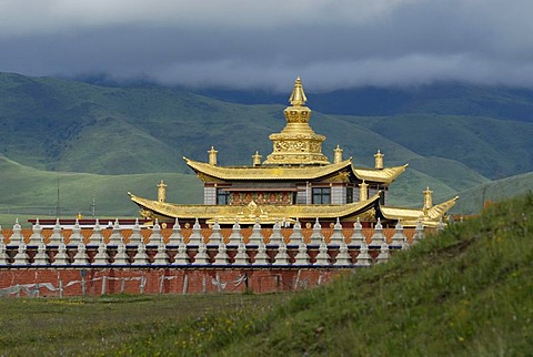 Golden roofs and stupas of a Tibetan monastery in the grasslands of Tagong near the snow-covered peak of Mount Zhara Lhatse, 5820 metres above sea level, Lhagang Monastery, Lhagang Gompa, Tagong, Sichuan province, China, Asia