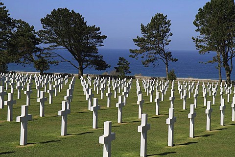 Graves at the Normandy American Cemetery and Memorial above Omaha Beach, site of the landing of the Allied invasion forces on D-Day 6 June 1944, Second World War, Calvados, Region Basse-Normandie, Normandy, France, Europe