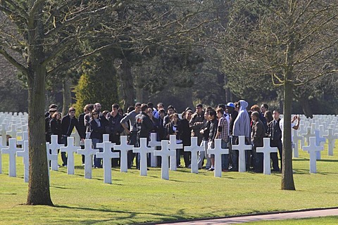 American adolescents visiting the Normandy American Cemetery and Memorial above Omaha Beach, site of the landing of the Allied invasion forces on D-Day 6 June 1944, Second World War, Calvados, Region Basse-Normandie, Normandy, France, Europe