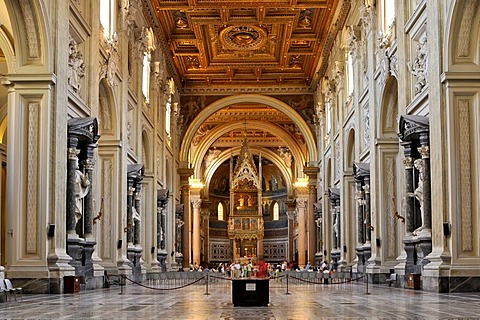 Altar, nave, Basilica San Giovanni in Laterano, Basilica of St. John Lateran, Rome, Lazio, Italy, Europe