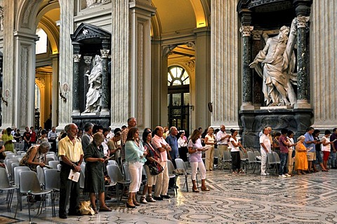 Service, nave, Basilica San Giovanni in Laterano, Basilica of St. John Lateran, Rome, Lazio, Italy, Europe